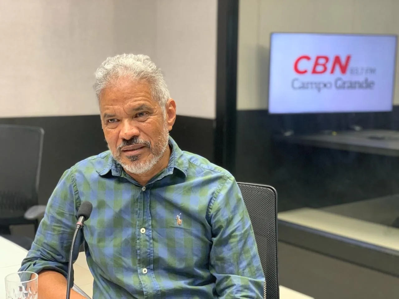 Colunista Adilson Trindade em participação no Jornal CBN Campo Grande. - Foto: Duda Schindler/CBN-CG