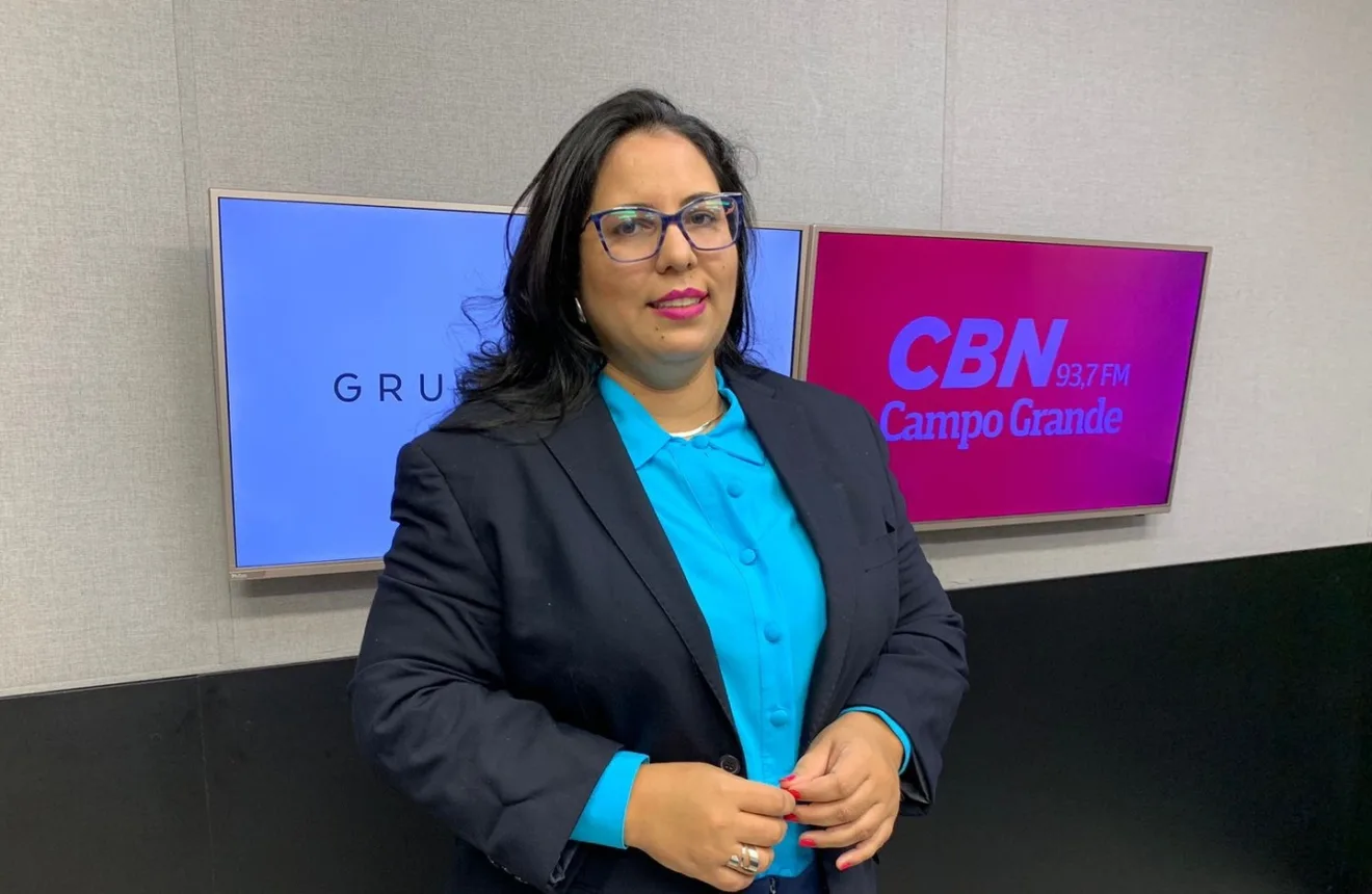 Camila Marques no estúdio da rádio CBN-CG - Foto: Mateus Adriano/CBN-CG