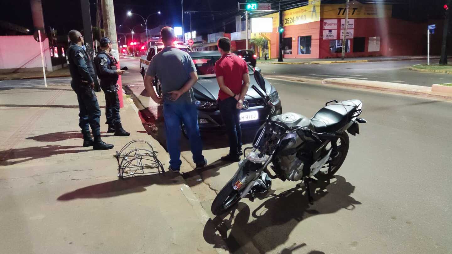 Moto teria parado em baixo do carro e vítima não teve ferimentos graves. - Foto: Divulgação