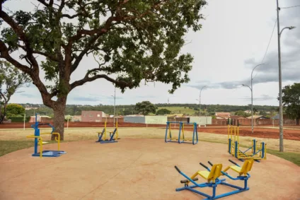 Praça tem 9 mil metros quadrados e conta com com calçada para caminhada, amplo gramado, aparelhos de academia ao ar livre e paisagismo - Foto: Divulgação/Prefeitura de Campo Grande Praça tem 9 mil metros quadrados e conta com com calçada para caminhada, amplo gramado, aparelhos de academia ao ar livre e paisagismo - Foto: Divulgação/Prefeitura de Campo Grande