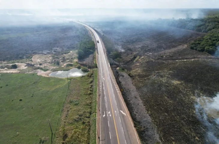 Incêndio de grandes proporções atingiu aproximadamente 300 hectares da região próxima à rodovia BR-487 - Foto: Reprodução/CBMMS