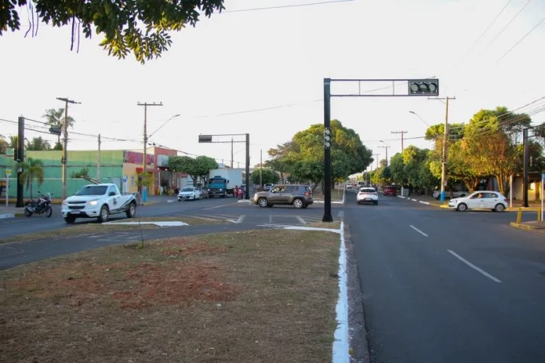 A orientação é que condutores reduzam a velocidade ao passar por estes cruzamentos no momentos das obras de instalação dos novos semáforos em Três Lagoas. - Foto: Divulgação/Prefeitura de Três Lagoas