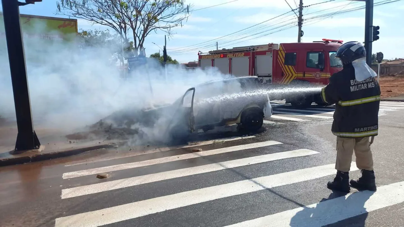 Veículo teria começado a exalar etanol e rapidamente pegado fogo, após motorista parar veículo em cruzamento movimentado - Foto: Alfredo Neto/JPNews