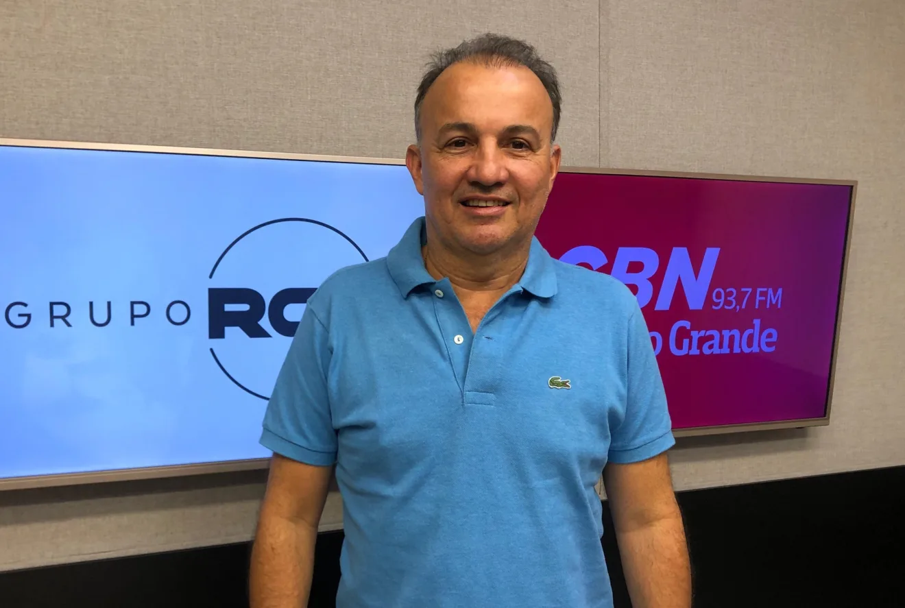 José Olavo no estúdio da rádio CBN-CG - Foto: Mates Adriano/CBN-CG