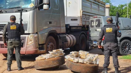 Foram encontrados 127kg de droga nos pneus reservas de um caminhão - Foto: Divulgação/DOF Foram encontrados 127kg de droga nos pneus reservas de um caminhão - Foto: Divulgação/DOF
