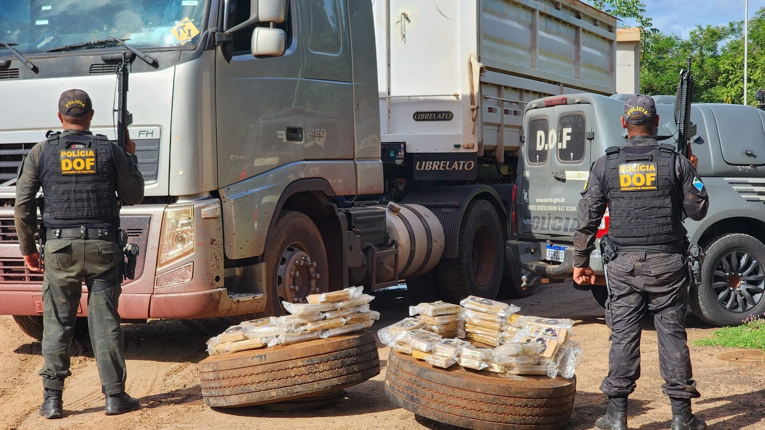 Foram encontrados 127kg de droga nos pneus reservas de um caminhão - Foto: Divulgação/DOF