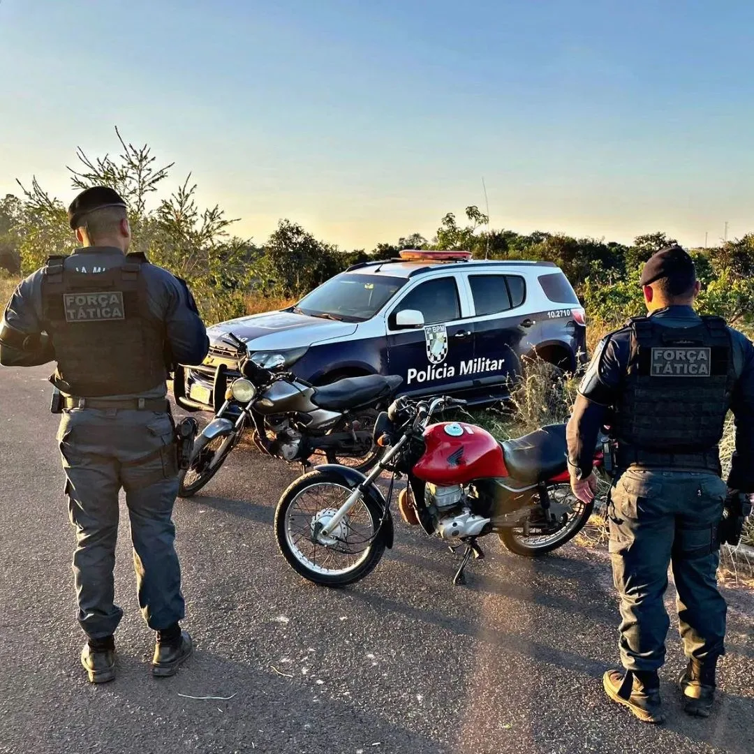 Rondas para coibir tráfico de drogas, levou aos militares até o "mocó", onde as motos furtadas estavam escondidas - Foto: Divulgação/Polícia Militar