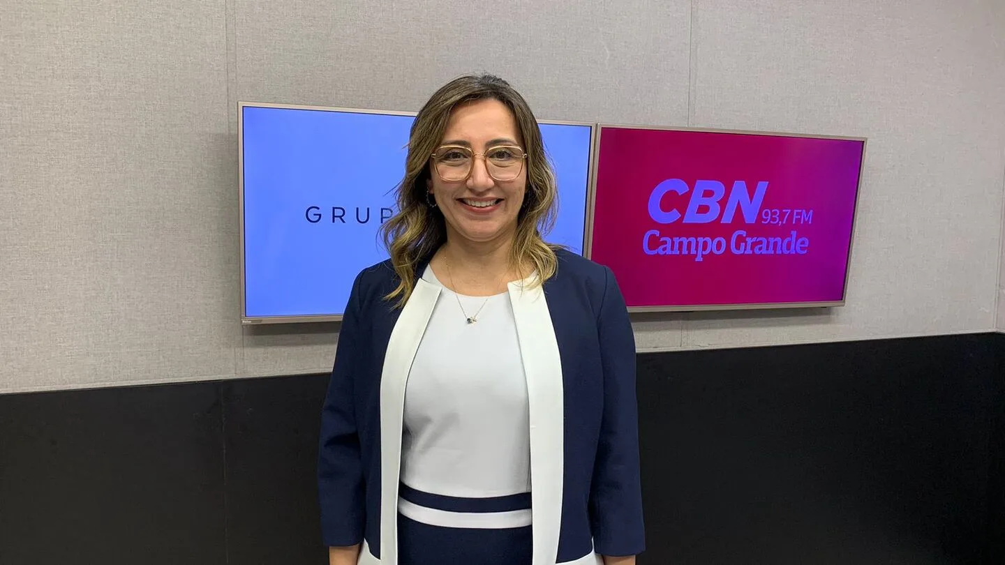 Ginecologista e obstetra, Klissia Pires Souza, nos estúdios da Rádio CBN Campo Grande - Mateus Adriano/CBN-CG