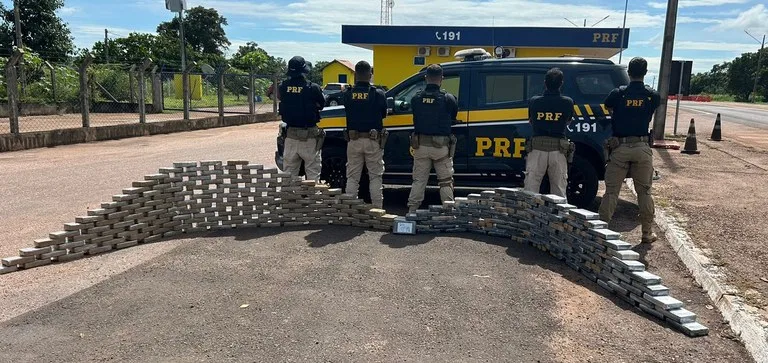 Foram apreendidos 117,6 Kg de cloridrato de cocaína e 156,4 Kg de pasta bas - Foto: Divulgação/PRF