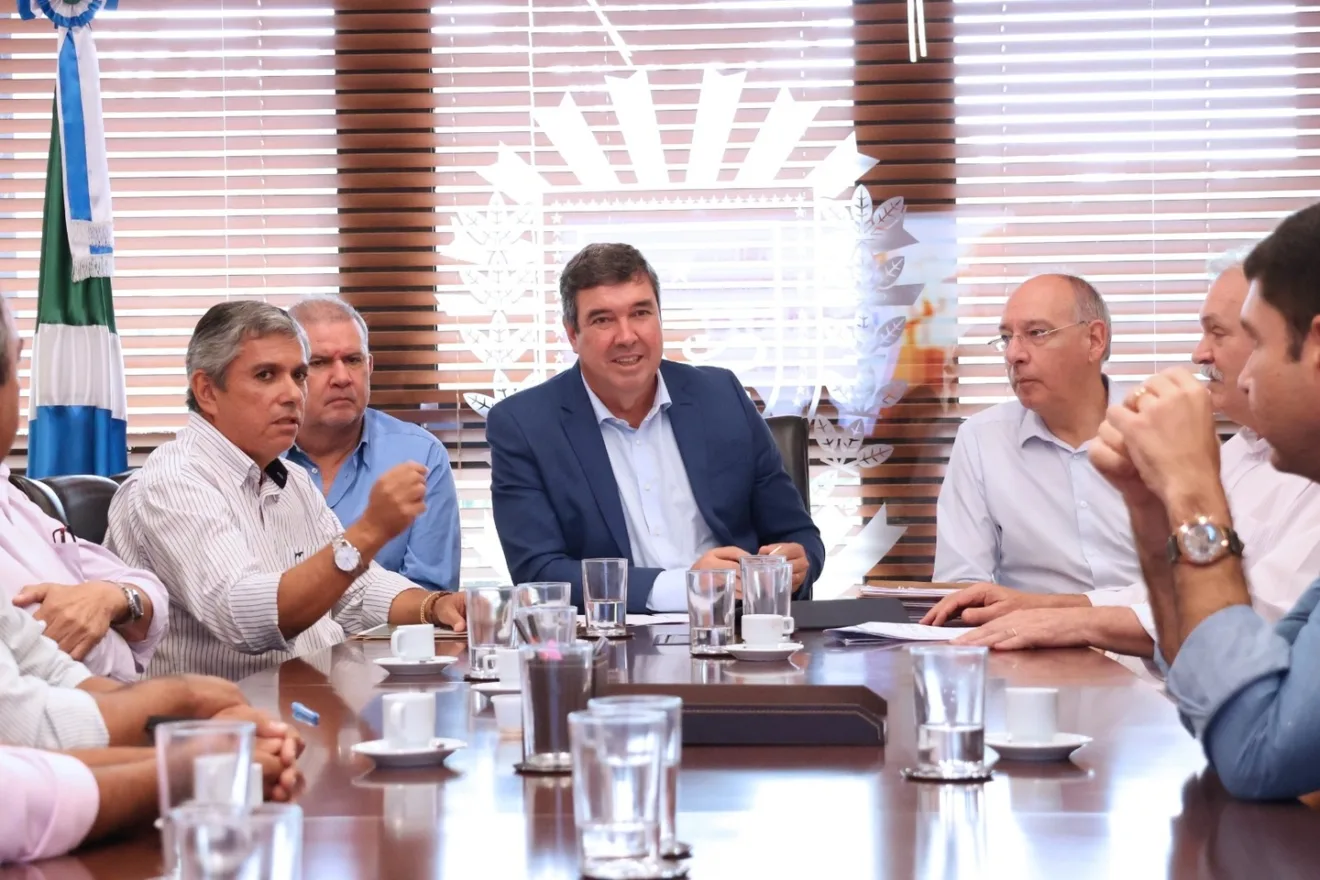 Governador Eduardo Riedel em reunião com autoridades estaduais e municipasi - Foto: Divulgação/Agesul