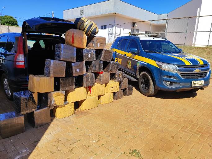 PRF apreende drogas em veículo que empreendeu fuga e bateu em um poste, na BR-158. - Foto: Divulgação/PRF