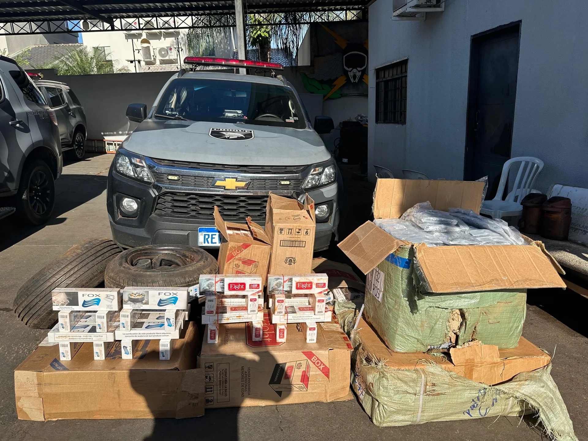 O carro roubado no local era, possivelmente, utilizado para contrabando de mercadorias. - Foto:Divulgação/Batalhão de Choque da Polícia Militar