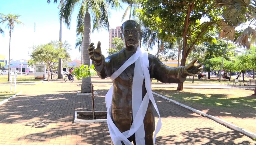 Monumento estava enrolado com papel higiênico e com uma parte do rosto danificada. Os olhos foram perfurados e pintados. - Foto: Reprodução/TVC