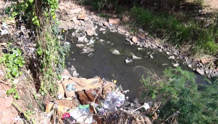 Esgoto lançado em galeria à céu aberto no bairro Vila Zucão gera reclamações. - Foto: Reprodução/TVC