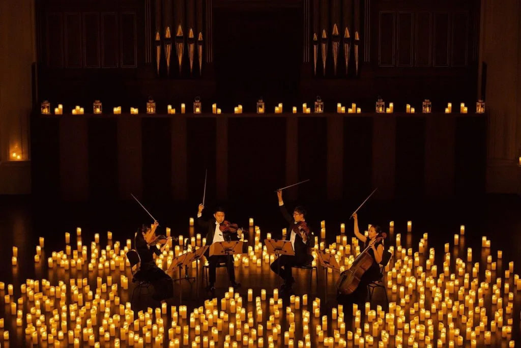 Em "Candleligth", luz de velas oferecem uma imersão única na música clássica - Foto: Divulgação