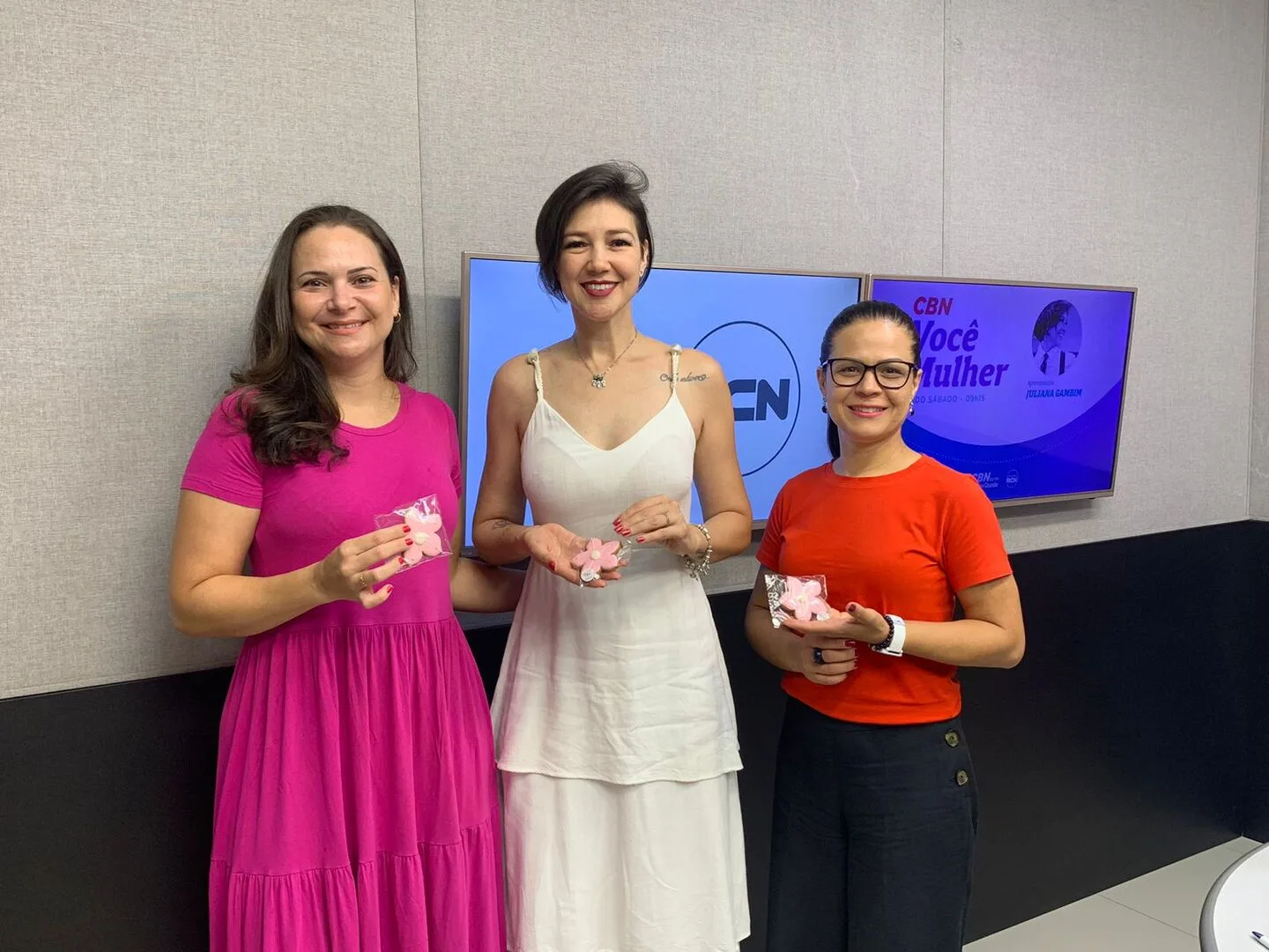 Empresária Patrícia Milene; a apresentadora Juliana Gambim, e a gestora do Programa Sebrae Delas em MS, Vânia Torraca. - Foto: Duda Schindler/CBN-CG