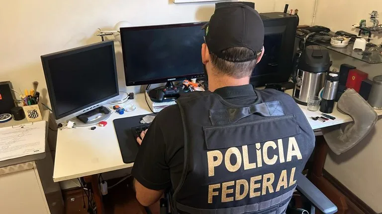 Cerca de 200 policiais federais cumprem 39 mandados de busca e apreensão em todo o país - Foto: Reprodução/ PF