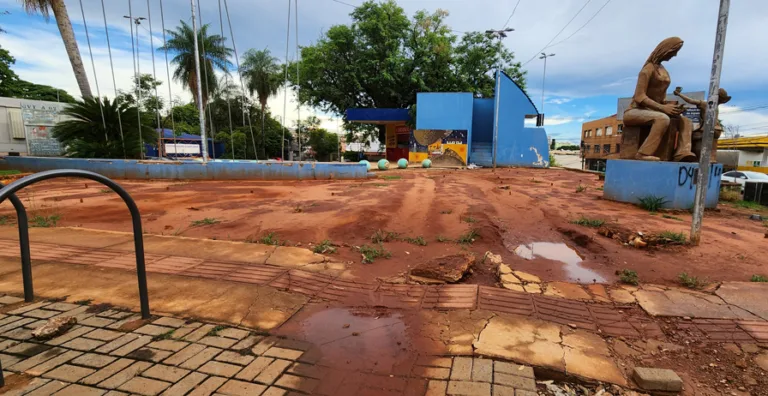 Praça dos Imigrantes no Centro de Campo Grande. - Foto: Edir Viégas