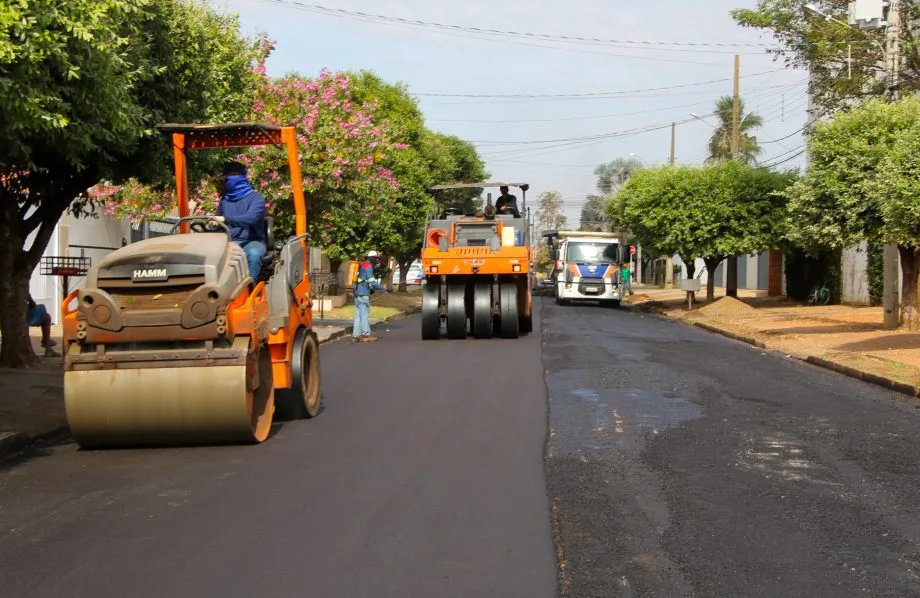 O projeto de recapeamento de ruas de Três Lagoas é executado com recursos e pessoal próprio do município. - Foto: Divulgação/Prefeitura de Três Lagoas