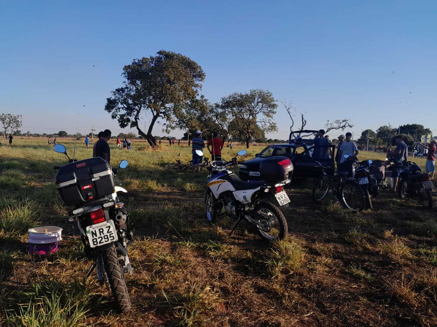 Fiscalização ocorreu, no domingo (21), quando várias pessoas estavam soltando pipas. - Foto: Divulgação/Polícia Militar