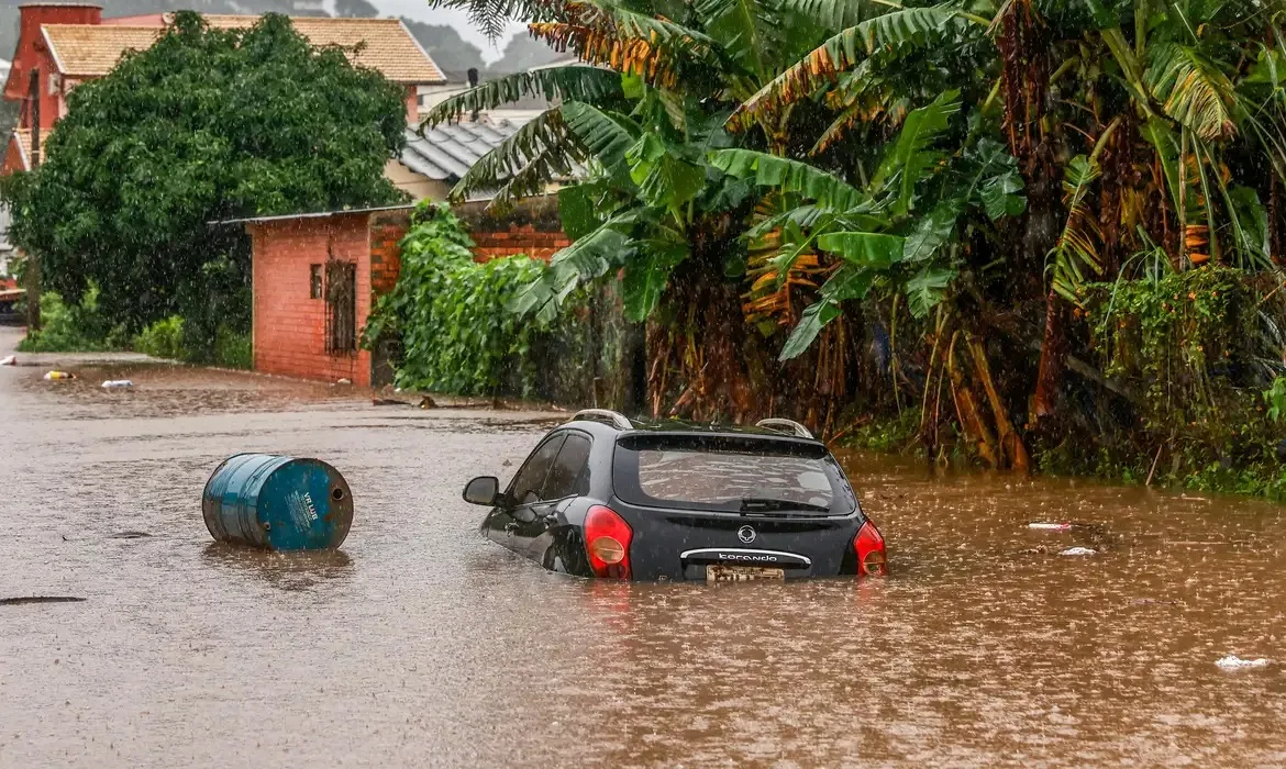 Estragos causados pelas enchentes no Rio Grande do Sul geram discussões sobre ações paliativas e preventivas - Foto: Diego Vara/Reuters