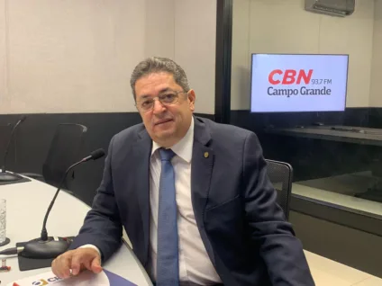 Otacílio dos Santos Nunes, presidente do CRC/MS no estúdio da rádio CBN CG - Foto: Duda Schindler/CBN-CG