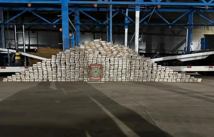 PF apreende 613,3 kg de cocaína em veículo -