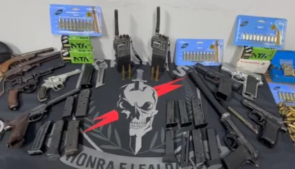 Armas e munição apreendidas na casa do policial militar aposentado - Foto: Reprodução/PCMS