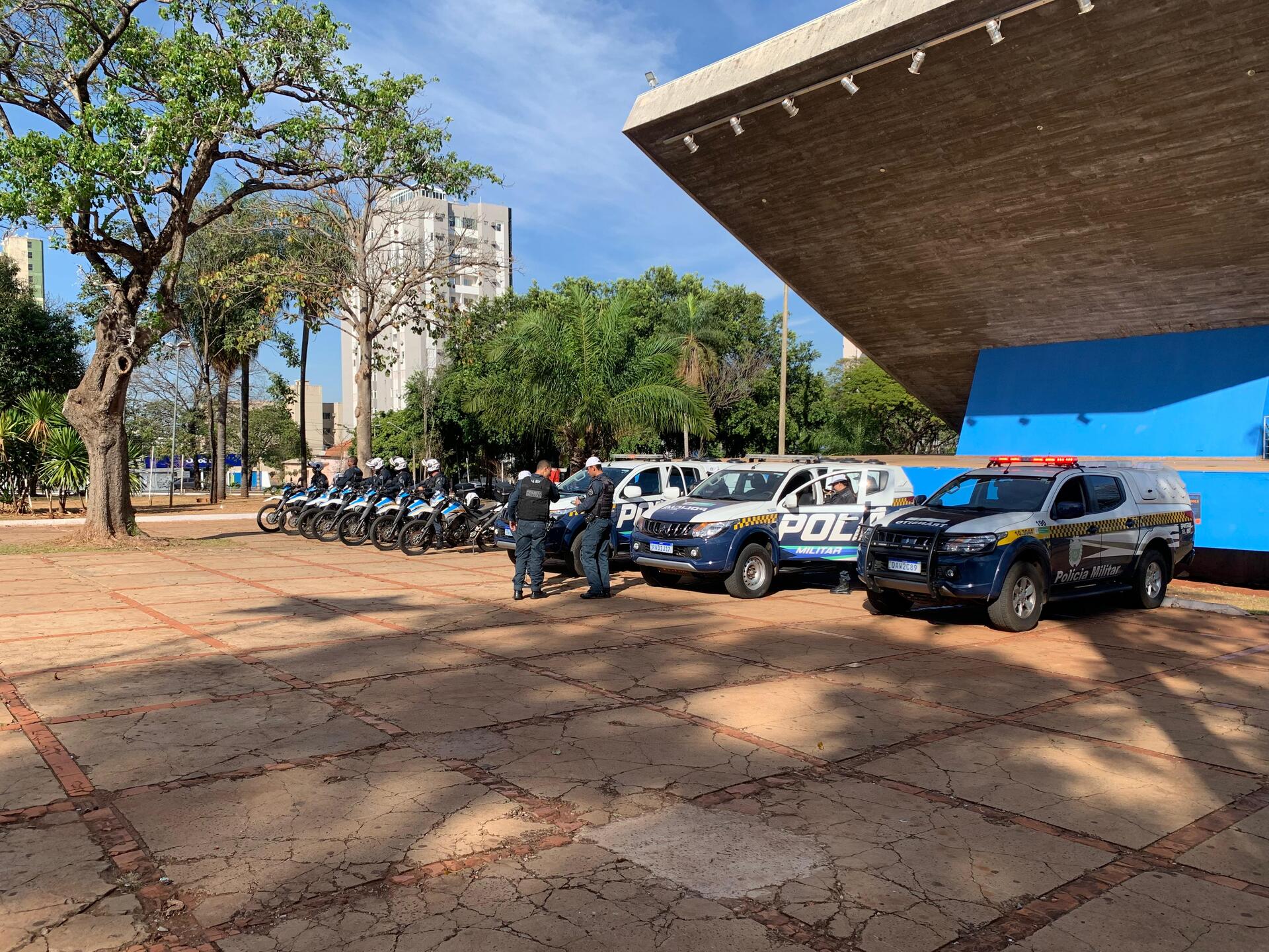 Policiais se reuniram na praça do rádio e depois se encaminharam aos pontos de fiscalização - Foto: Mateus Adriano/CBN CG