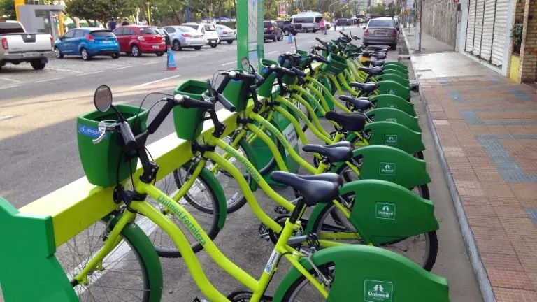 Sistema consiste na disponibilização de bicicletas e bicicletas elétricas para aluguel ao público em geral - Foto: Reprodução/Prefeitura de Campo Grande