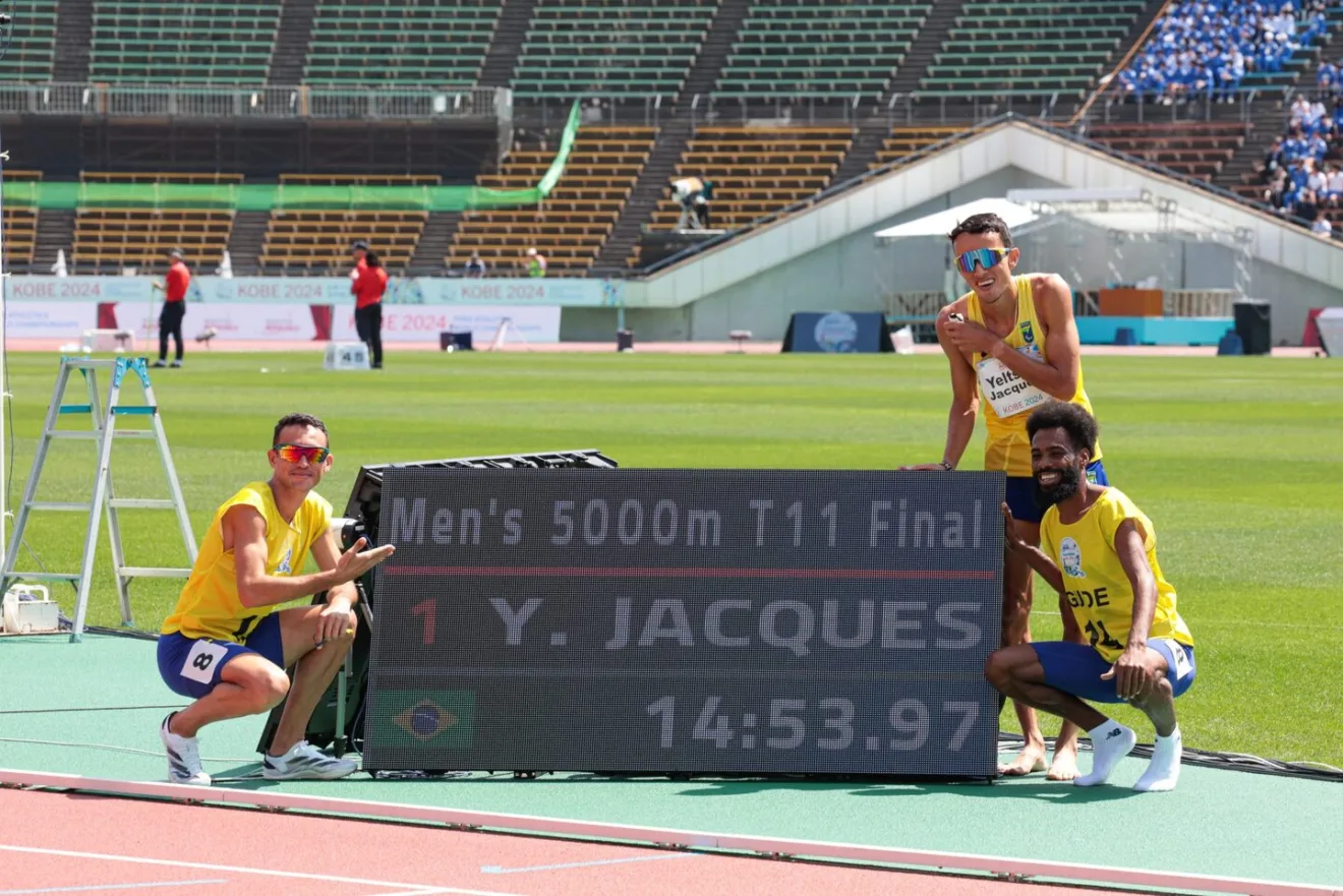 Jacques com os guias, Antônio Henrique Lima e Guilherme Santos - Foto: Divulgação/Comitê Paralímpico Brasileiro. Jacques com os guias, Antônio Henrique Lima e Guilherme Santos - Foto: Divulgação/Comitê Paralímpico Brasileiro.