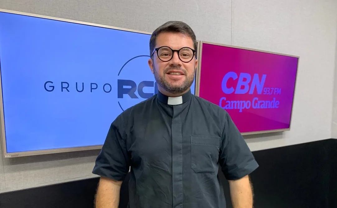 Padre Cléber Brugnago Rosa no estúdio da rádio CBN-CG - Foto: Karina Anunciato / CBN-CG