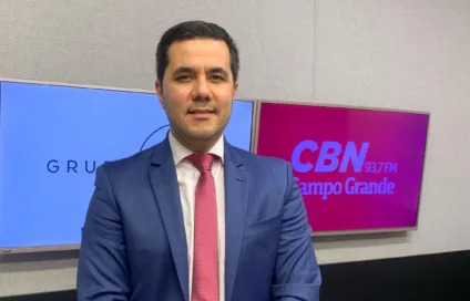 Elder Gomes Dutra no estúdio da rádio CBN-CG - Foto: Duda Schindler/CBN-CG