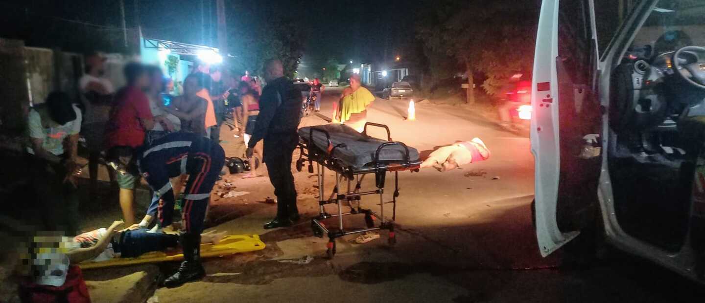 Menino seguia na garupa da tia quando acabou tendo a perna quebrada devido as duas motos se esbarrem e caírem uma sobre a outra - Fotos: Alfredo Neto/JPNews