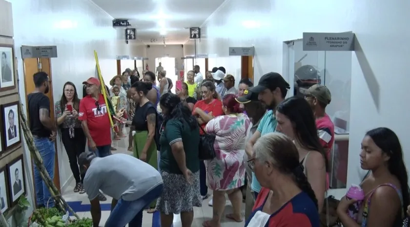 O que era para ser uma reunião tranquila, apenas entre os representantes dos moradores e vereadores, acabou em tumulto e manifestação. - Foto: Reprodução/TVC