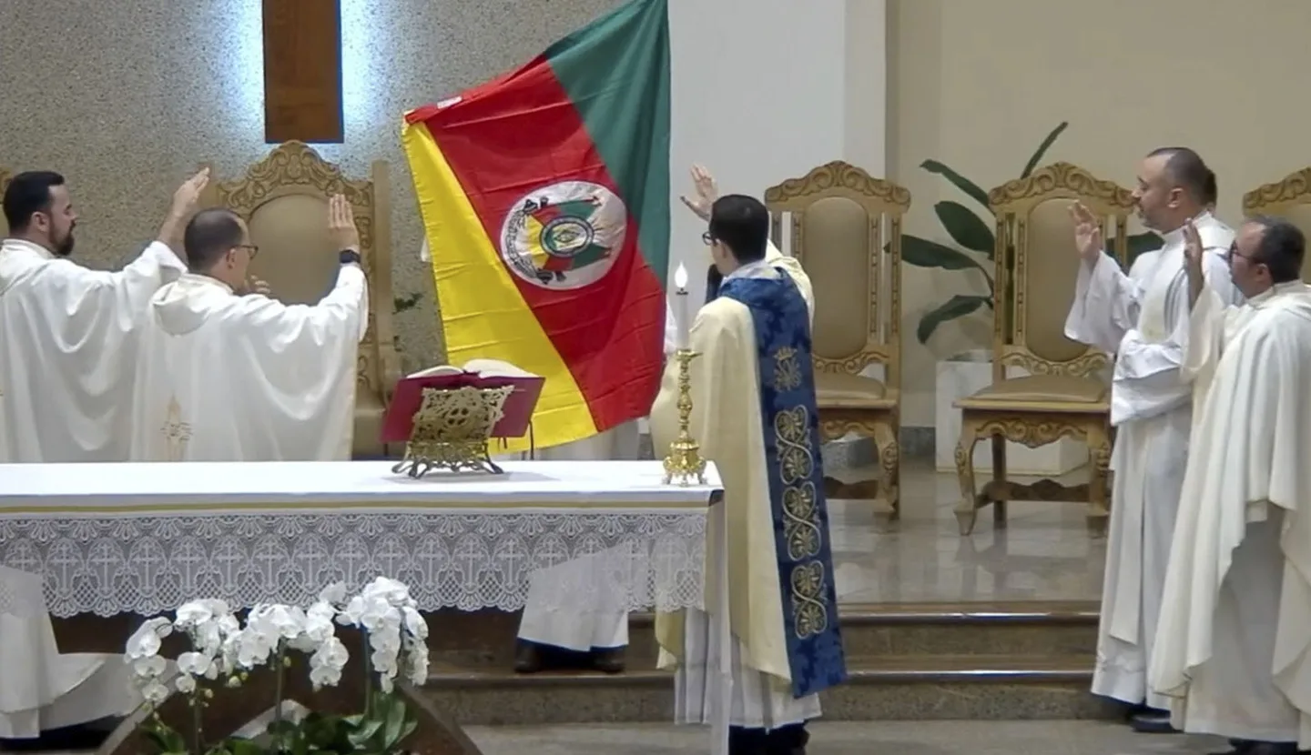 Momento de oração ao povo gaúcho na missa em Nova Andradina - Foto: Reprodução/Transmissão ao vivo