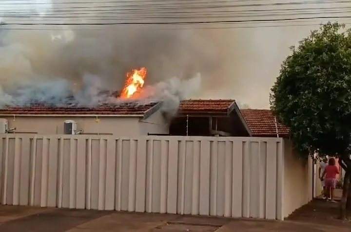 Casa pega fogo no Jardim Cangalhas, ainda não se sabe as causas do incêndio e se houve vítimas. - Foto: Divulgação/Devair Lacerda