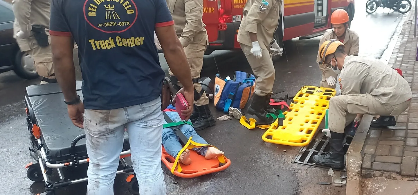 Vítimas foram socorridas pelo Corpo de Bombeiros e levados ao Hospital Auxiliadora - Foto: Alfredo Neto/JPNews