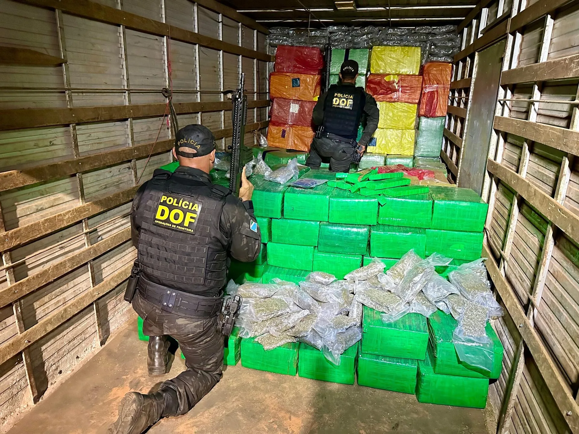 Foram encontrados 174 fardos de maconha no caminhão - Foto: Divulgação/DOF