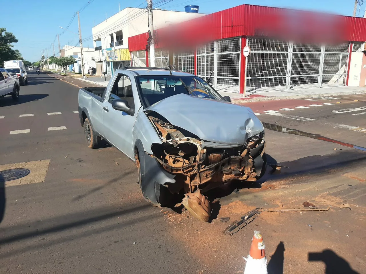 Agentes não souberam informar quem teria causado o acidente, mas a condutora da caminhonete precisou ser levada ao Hospital Auxiliadora. - Foto: Alfredo Neto/JPNews