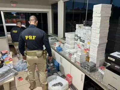 Mercadorias de origem estrangeira foi apreendida e levada para à Delegacia da Polícia Federal, onde foi catalogada e posteriormente entregue à Receita Federal. - Foto: Divulgação/Polícia Rodoviária Federal