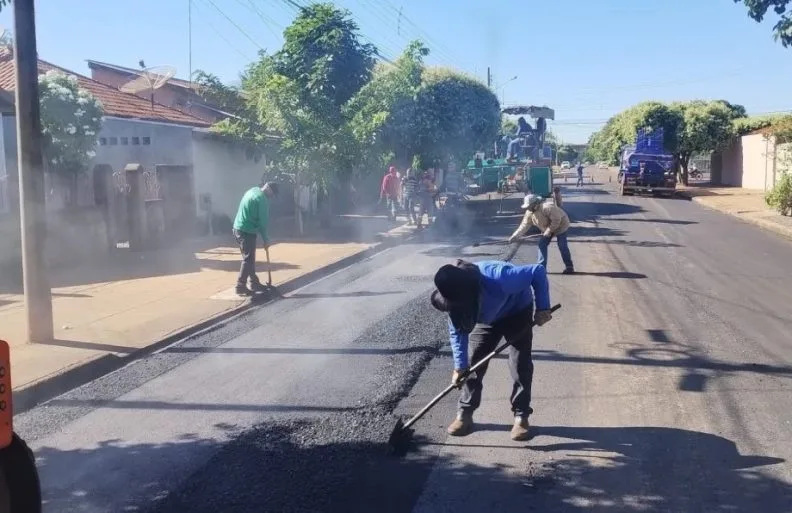 Ação é necessária para a passagem do maquinário, que não consegue transitar por conta dos galhos próximos às vias. - Foto: Divulgação/Prefeitura de Três Lagoas