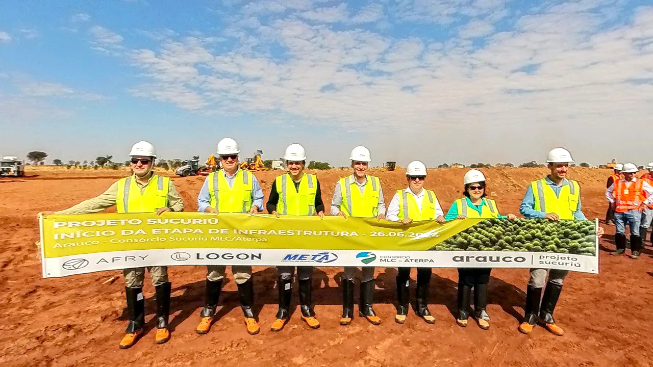 Diretores  da Arauco visitaram o local da obra onde será construída fábrica - Divulgação