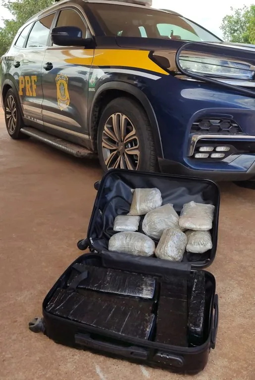 Com passageiro do ônibus, foram apreendidos mais de 10kg de maconha e 1,5kg de skank. - Foto: Divulgação/Polícia Rodoviária Federal