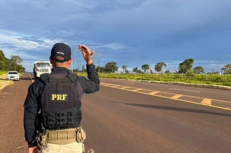 Caminhoneiros terão restrição de horários para trafegarem em rodovias federais e de pistas simples - Foto: Reprodução/PRF