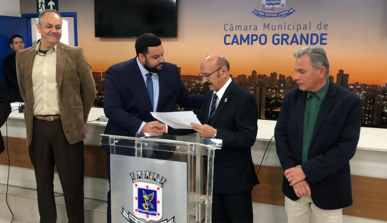 Gian Sandim (PSDB) recebe o termo de posse de Loester Nunes (MDB), vice-presidente da Casa de Leis - Foto: Gerson Wassouf/CBN-CG Gian Sandim (PSDB) recebe o termo de posse de Loester Nunes (MDB), vice-presidente da Casa de Leis - Foto: Gerson Wassouf/CBN-CG