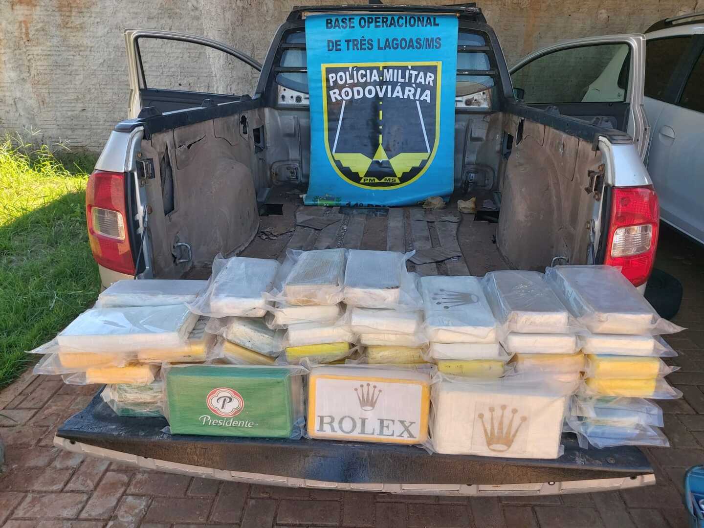 Droga avaliada em mais de R$ 2,5 milhões estava em fundo falso de pick-up. - Foto: Divulgação/PMR