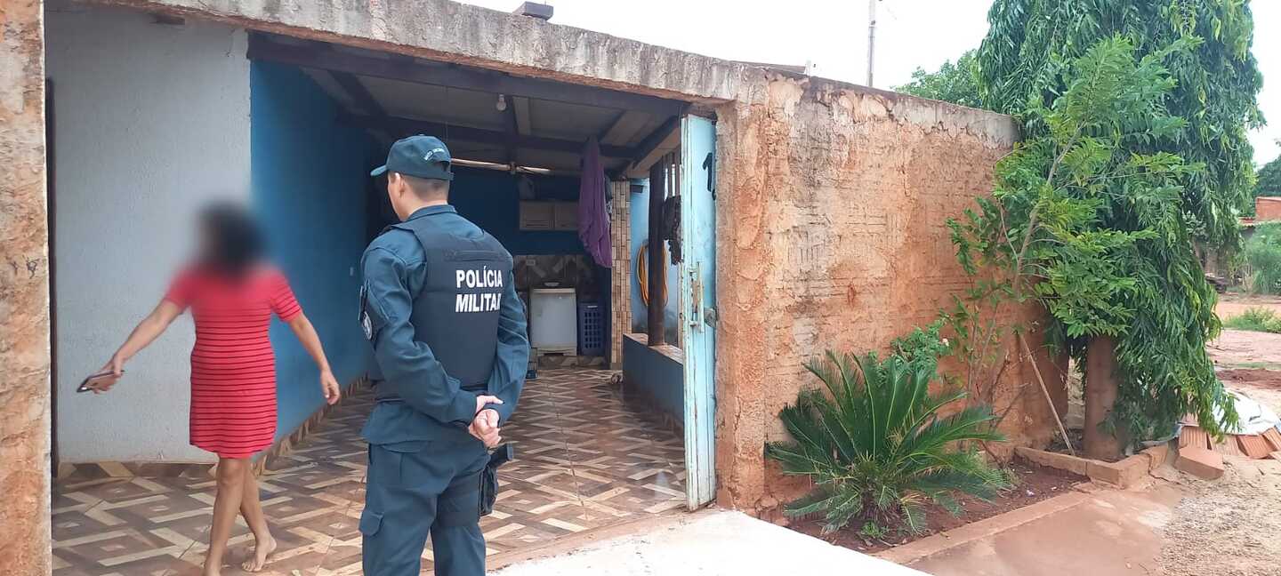 Após derrubar portão com carro e agredir mulher, homem teria fugido em Uno preto e Polícia Militar chamada - Foto: Alfredo Neto/JPNews