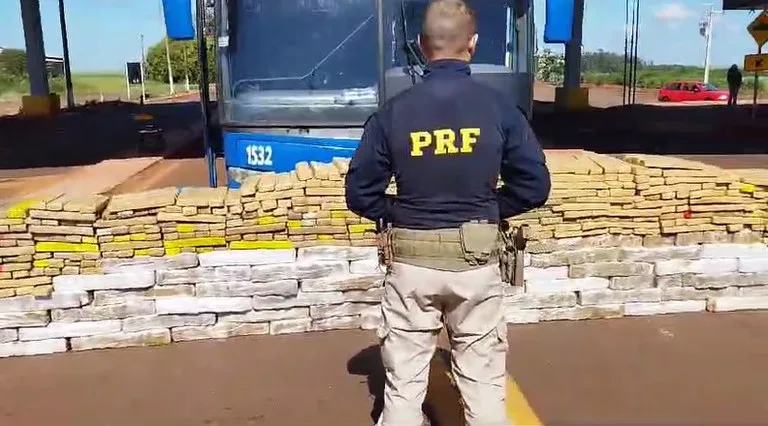 Policiais encontraram a droga em ônibus que iria do Paraguai até Florianópolis - Foto: Reprodução/PRF