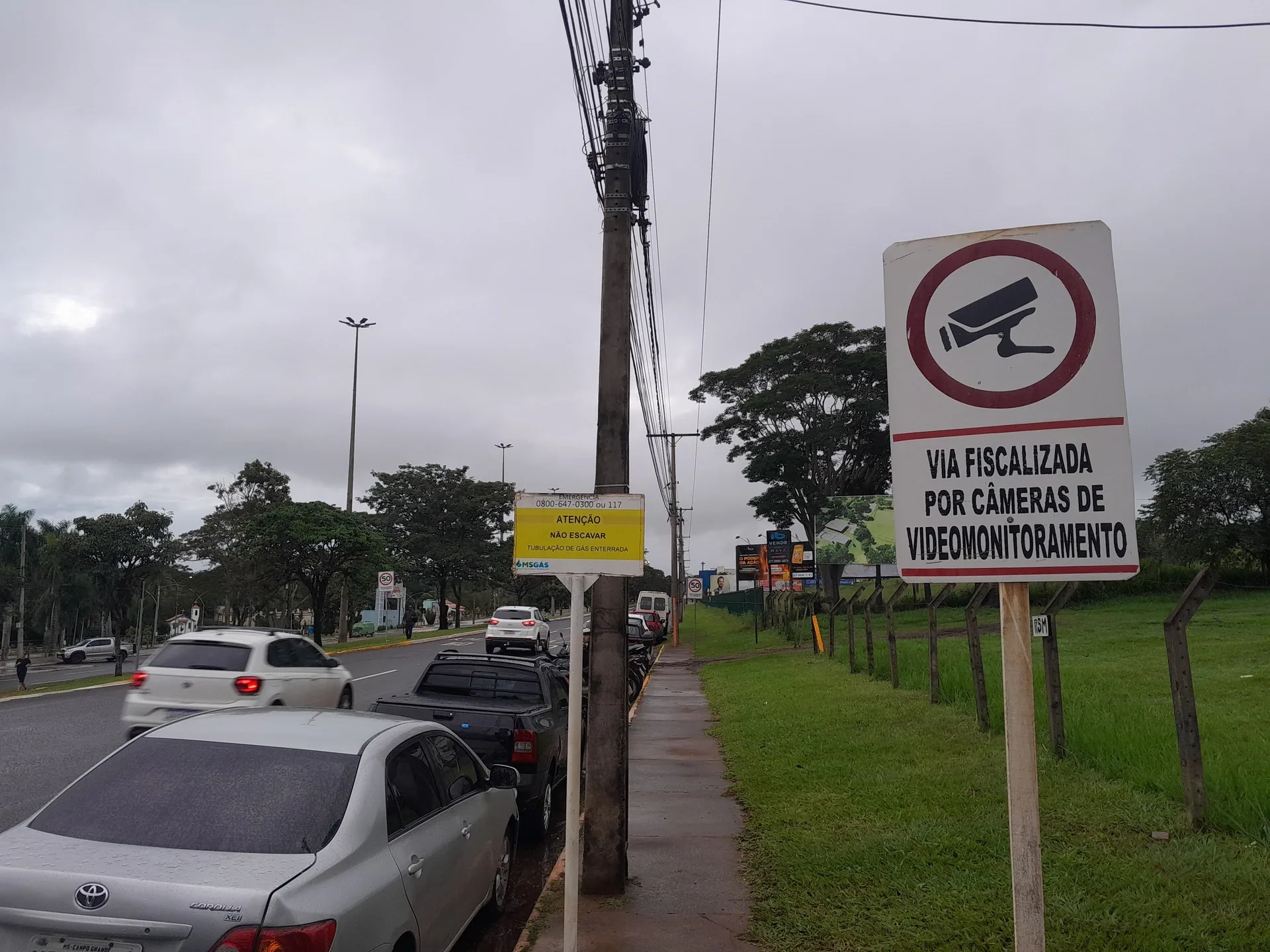 Placas de videomonitoramento indicam a presença de drones de fiscalização na via - Foto: Mateus Adriano/CBN CG